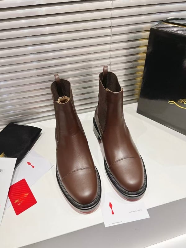 Férfi slip-on Chelsea csizma, középső szárú, kerek orral, felsőrész disznó bőr, bélés disznó bőr, gumitalp, domborított felület, alacsony sarok