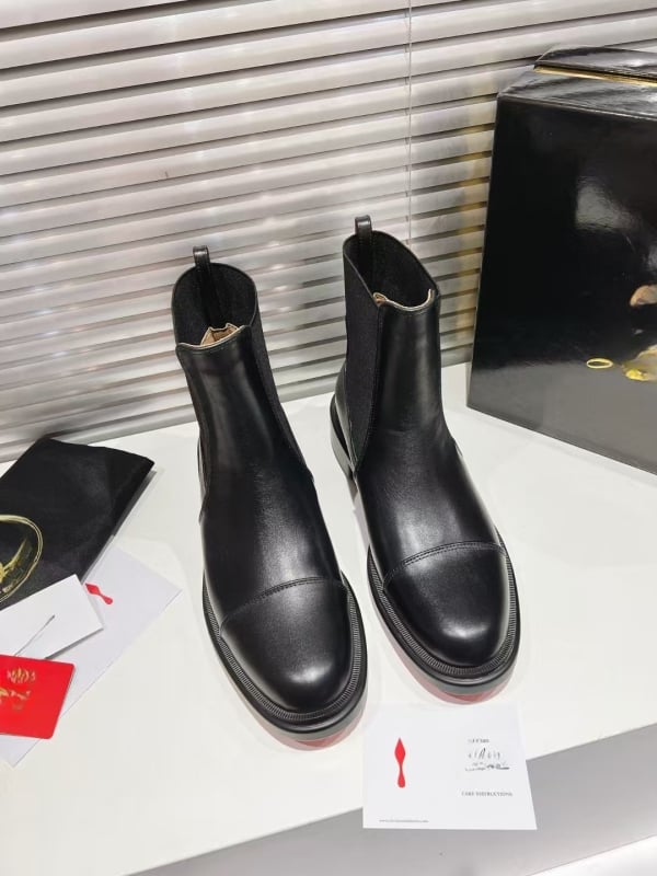 Férfi slip-on Chelsea csizma, középső szárú, kerek orral, felsőrész disznó bőr, bélés disznó bőr, gumitalp, domborított felület, alacsony sarok