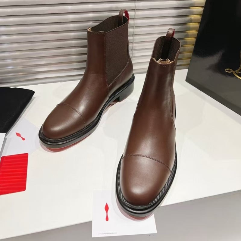 Férfi slip-on Chelsea csizma, középső szárú, kerek orral, felsőrész disznó bőr, bélés disznó bőr, gumitalp, domborított felület, alacsony sarok