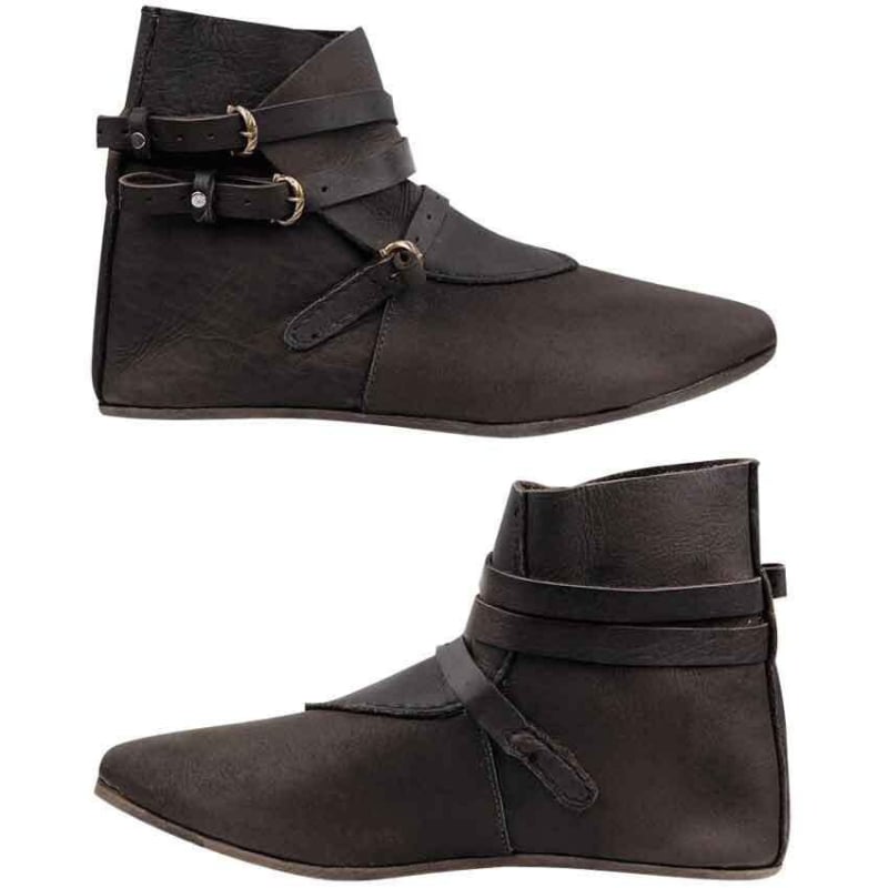 Chelsea csizma hegyes orrú, többszörös csatokkal, rövid szár, PU felső, gumírozott talp