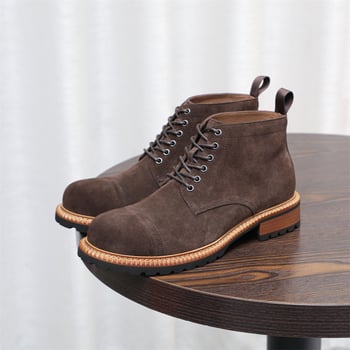 Férfi Retro Martin csizmák, felső nubuk velúr, gumi talp, belső bélés valódi bőr, talpbetét tehénbőrből, kerek orr, téli használatra