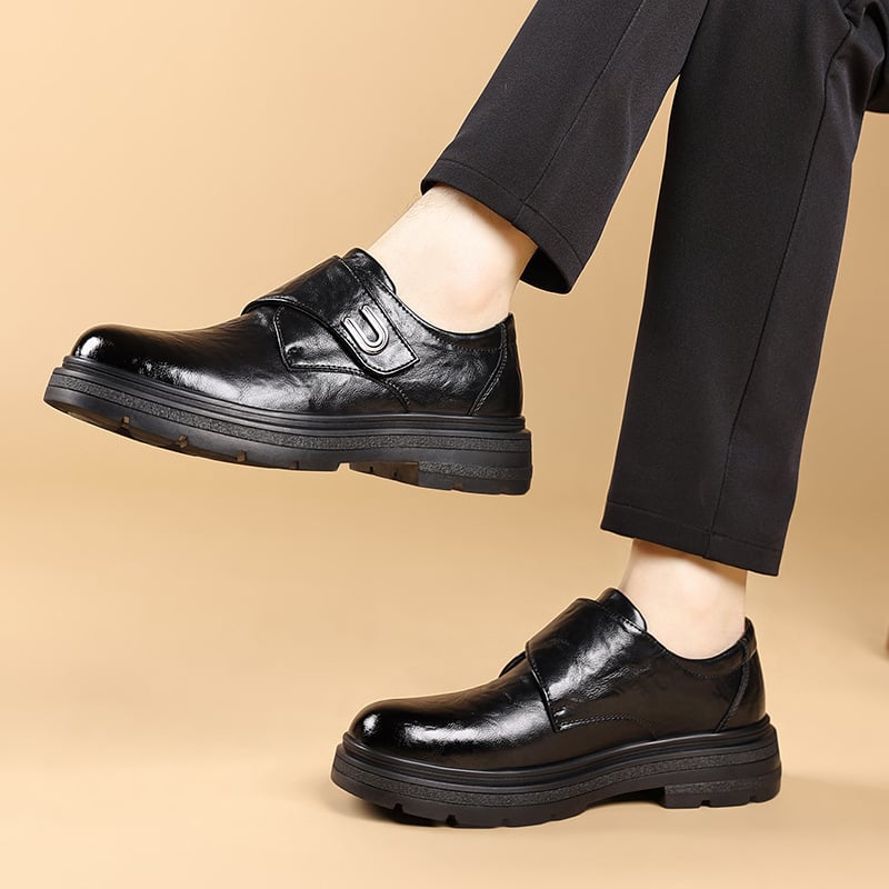 Martens munkacipő: felsőrész szarvasbőr és marhabőr, gumitalp, kerek orr, Velcro-zárás