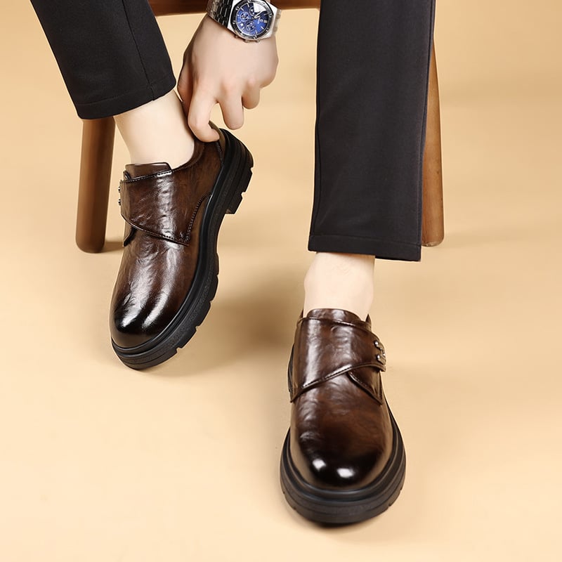 Martens munkacipő: felsőrész szarvasbőr és marhabőr, gumitalp, kerek orr, Velcro-zárás