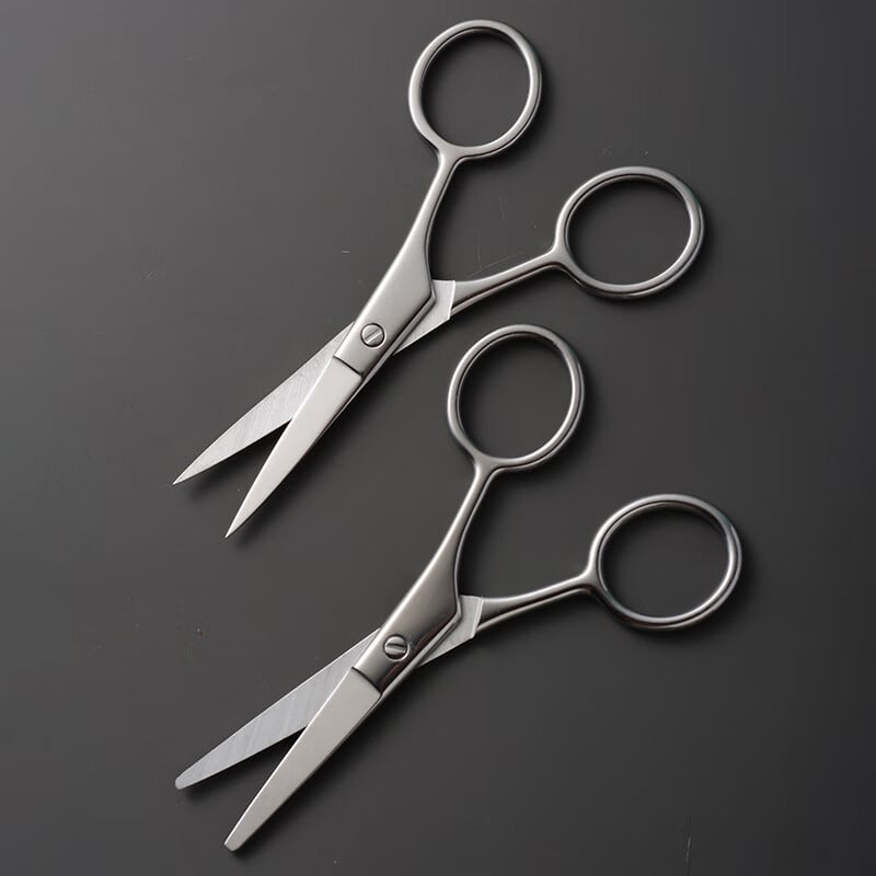 Rozsdamentes acélból készült szemöldök-, orr- és szakállolló, kerek fejű kivitel