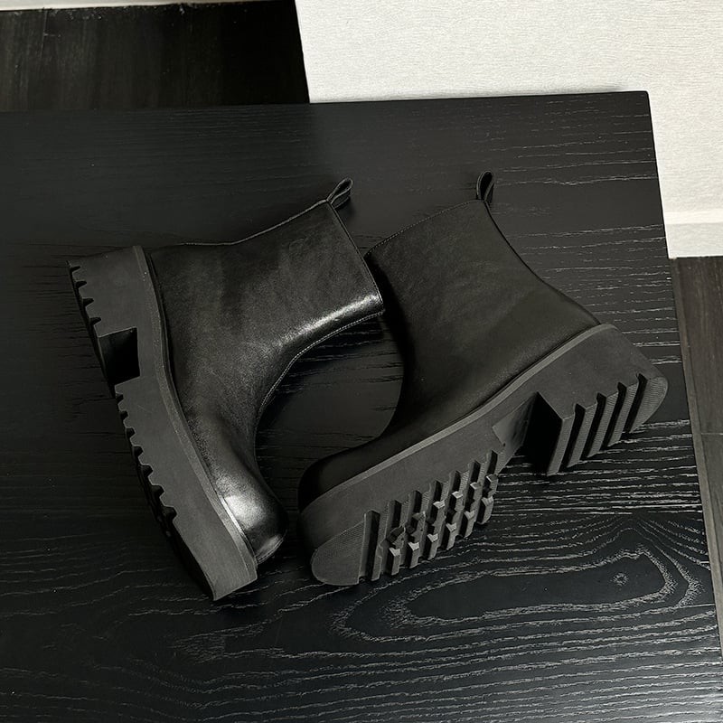 Martin bakancs férfiaknak 6 cm-es magasság-növeléssel, vastag sarka, oldalsó cipzár, felső rész első osztályú marhabőr, talp gumi-hab