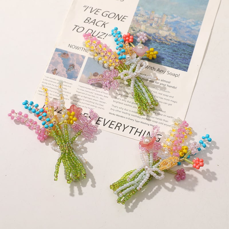 Hajcsat kézzel kötött virágos Mori-stílusú kiegészítő üveggyöngyökkel, tavasz 2024