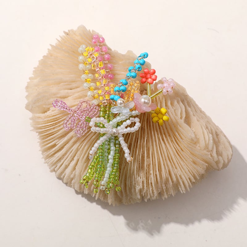 Hajcsat kézzel kötött virágos Mori-stílusú kiegészítő üveggyöngyökkel, tavasz 2024
