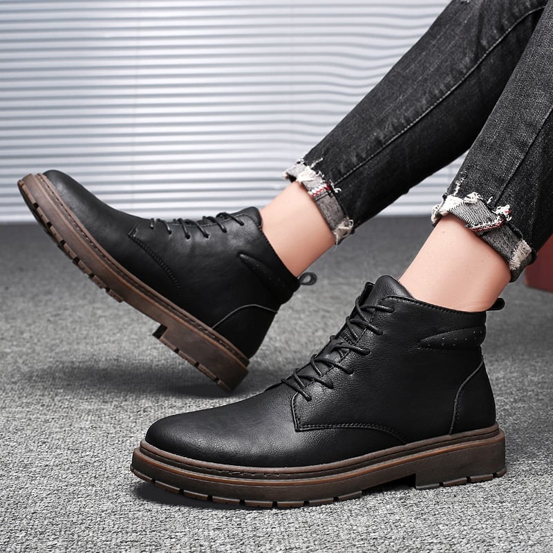 Martin bőrből készült csizma PU felsőrésszel, gumitalppal, bőr belsővel, EVA talpbetéttel, középmagas szár