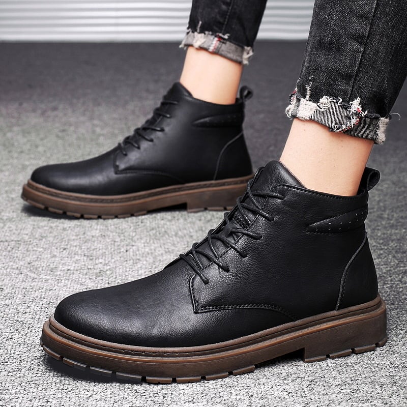 Martin bőrből készült csizma PU felsőrésszel, gumitalppal, bőr belsővel, EVA talpbetéttel, középmagas szár