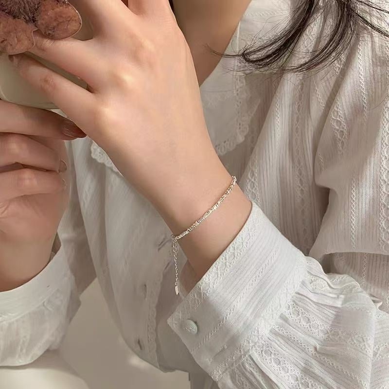 Női karkötő geometriai formával, fehér réz vastag ezüst bevonattal, elektroplattálás, termékkód Z66, tavasz 2025