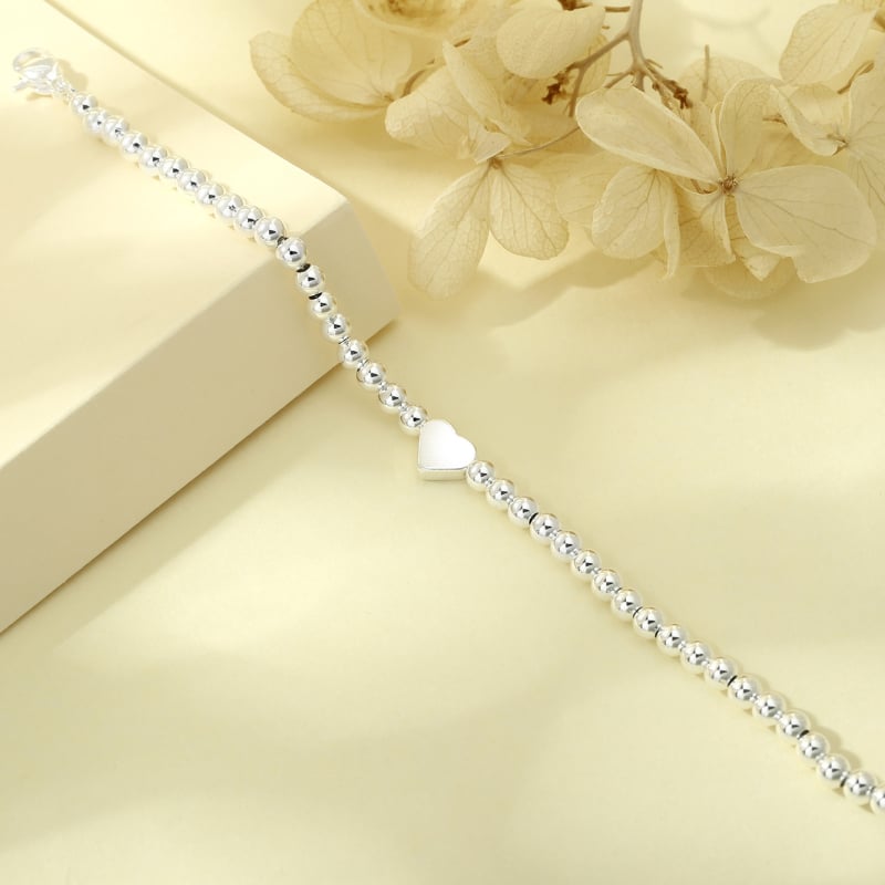 Réz alapú karkötő ezüstös bevonattal, szív alakú golyógyöngyök, női minimalist stílus, márka: Three Silversmiths