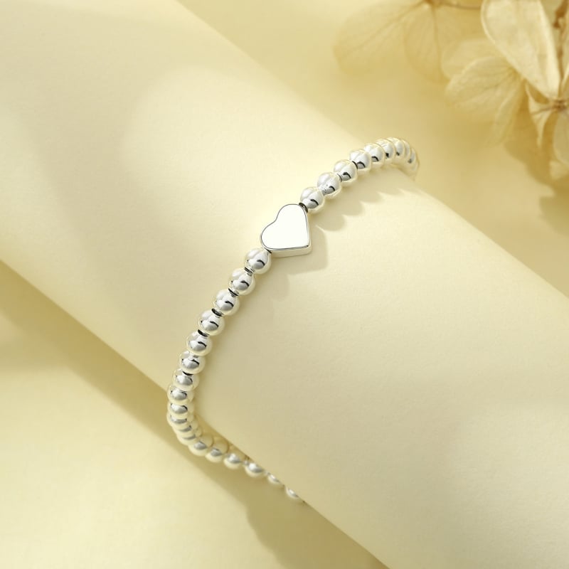 Réz alapú karkötő ezüstös bevonattal, szív alakú golyógyöngyök, női minimalist stílus, márka: Three Silversmiths