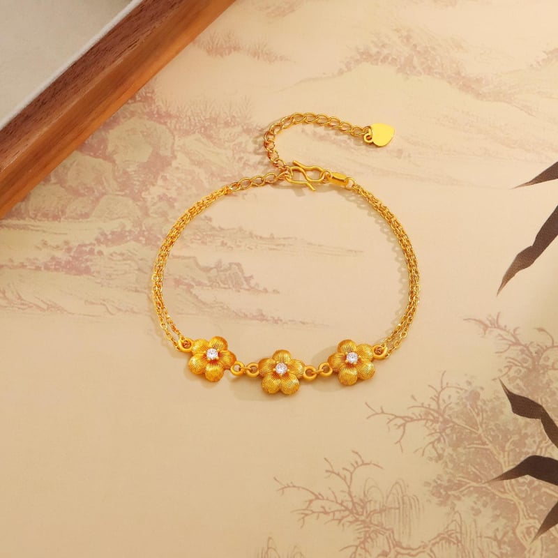 Nőknek szóló három barackvirágos karkötő — új kínai stílus, virágmotívum, kefés felület, kristályos díszítés