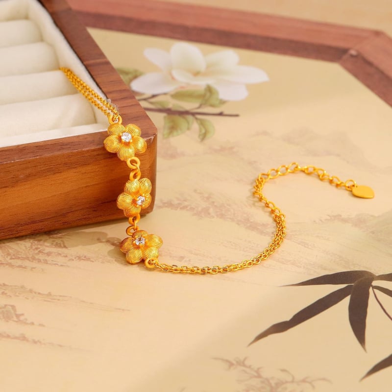 Nőknek szóló három barackvirágos karkötő — új kínai stílus, virágmotívum, kefés felület, kristályos díszítés