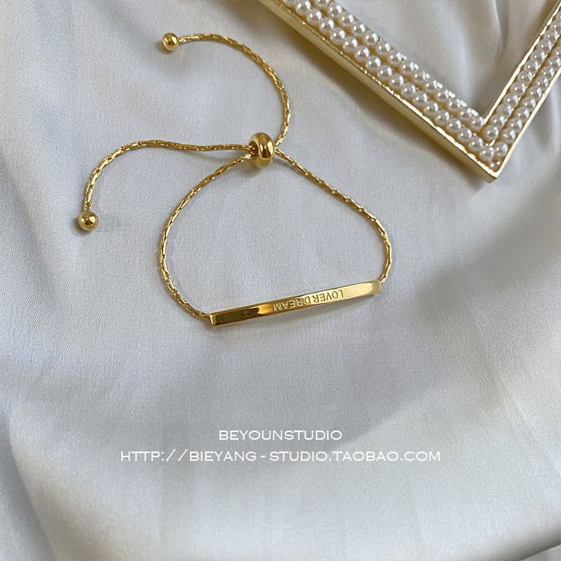 Női titánacél karkötő színtartó felülettel, retro minimalista görbült dizájn angol betűkkel, állítható