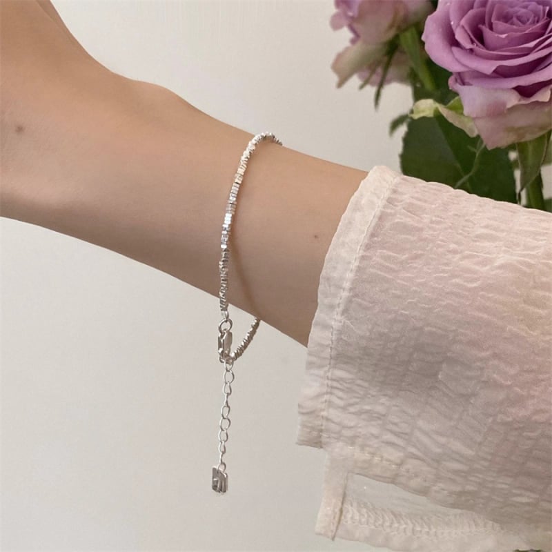 Női karkötő, réz alapanyagú, elektropácolt felület, stílus magas színvonalú, forma: más, nyár 2025