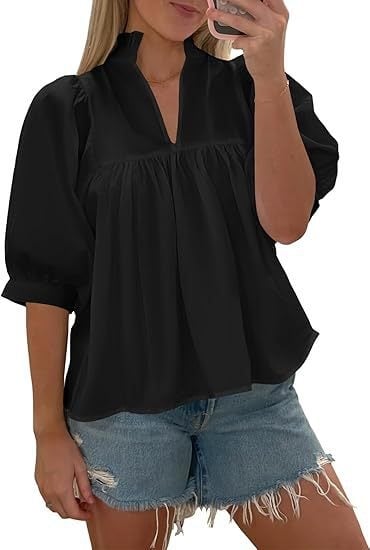 V-nyakú ing, egyszínű, pliszírozott, laza szabású rövid ujjú, poliészter-elasztán keverék