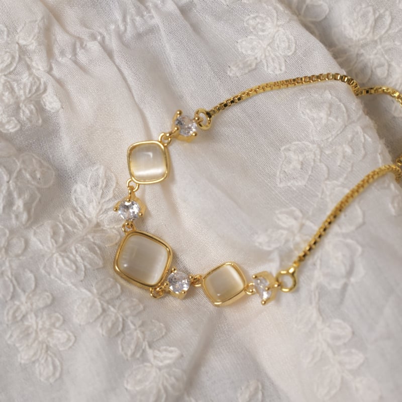 Női karkötő geometríkus rombusz formájú macskaszem kővel, réz alapanyag, elektroplatírozás, kiváló dizájn