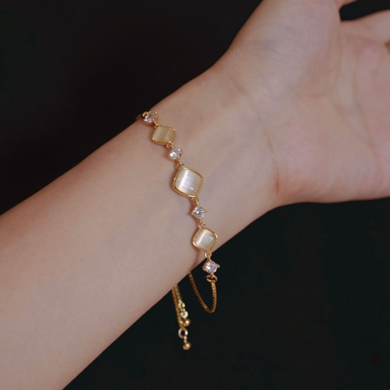 Női karkötő geometríkus rombusz formájú macskaszem kővel, réz alapanyag, elektroplatírozás, kiváló dizájn