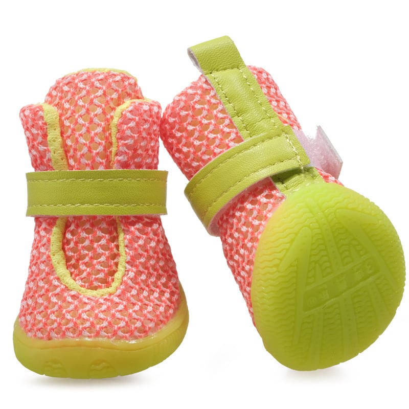 Gumiból készült kutyacipő, lélegző hálós felső, csúszásmentes talp, kopásálló