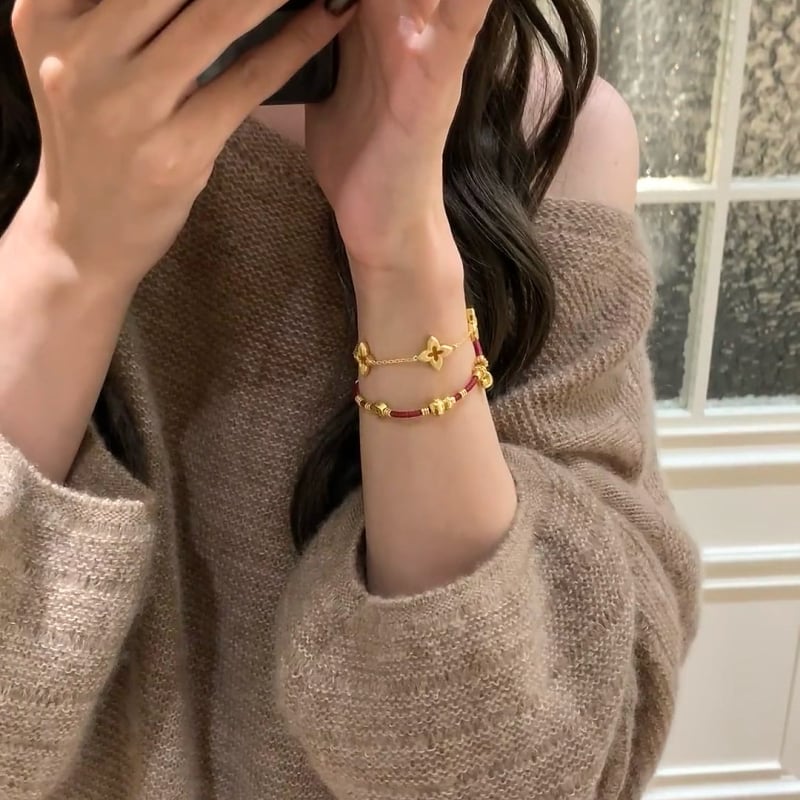 Női vintage karkötő csillag és négylevelű lóhere motívumokkal, aranyozott kivitel, Seiko technika, kézre való kiegészítő