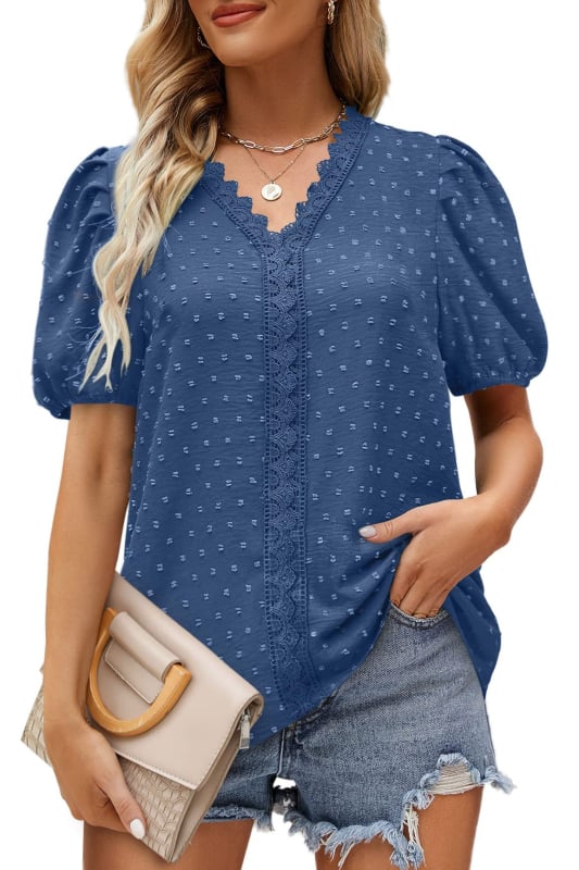Női rövid ujjú ing pöttyös mintával, V-nyakkal, poliészter-elasztán anyag, lazán szabott