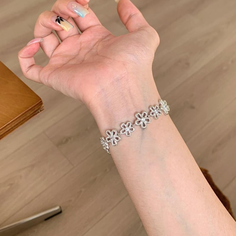 Műgyöngyös karkötő, geometriás dizájn, elektroplattázás, uniszex, könnyed luxus stílus, kézre szánt kiegészítő