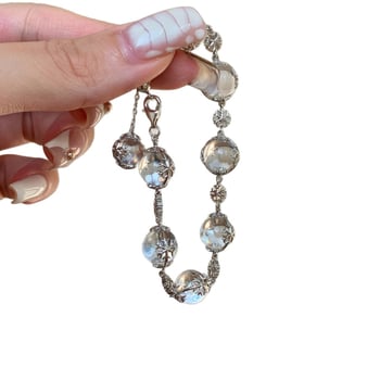 Hó motívumú karkötő – (jégátlátszó gyöngyök, kézzel készült, női divat)