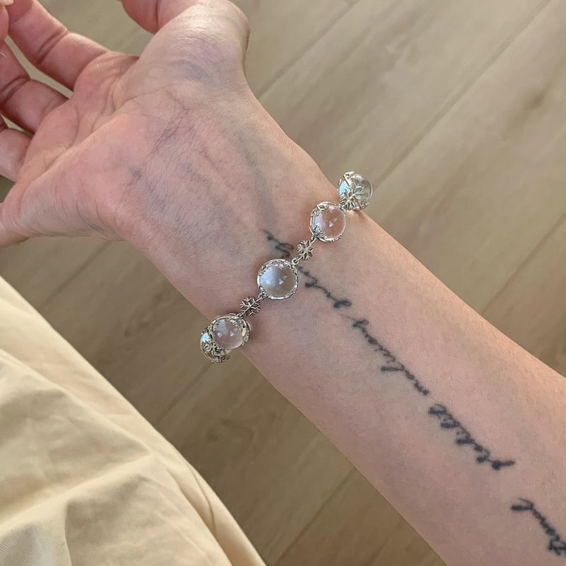 Hó motívumú karkötő – (jégátlátszó gyöngyök, kézzel készült, női divat)