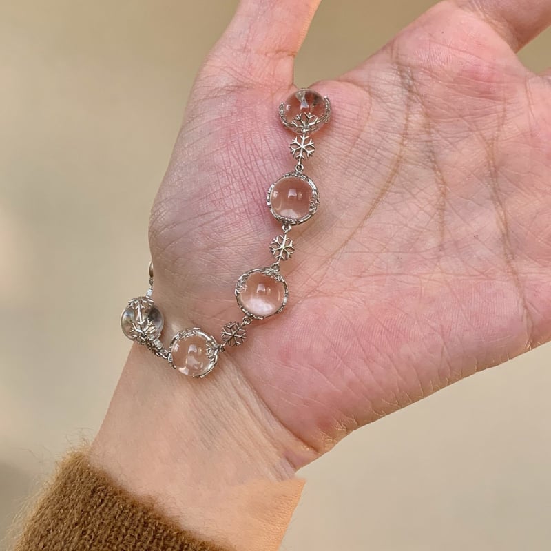 Hó motívumú karkötő – (jégátlátszó gyöngyök, kézzel készült, női divat)