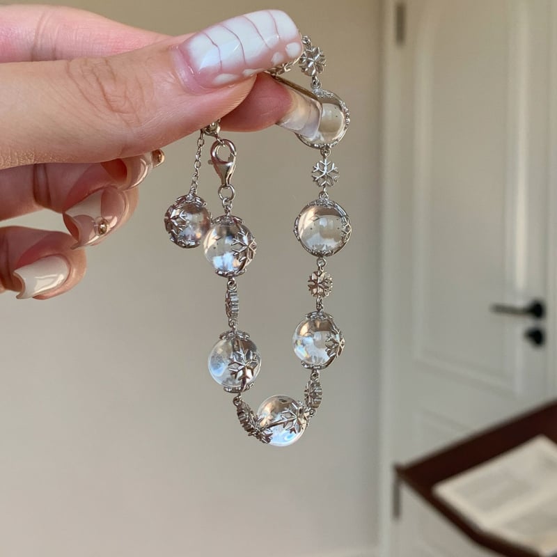 Hó motívumú karkötő – (jégátlátszó gyöngyök, kézzel készült, női divat)