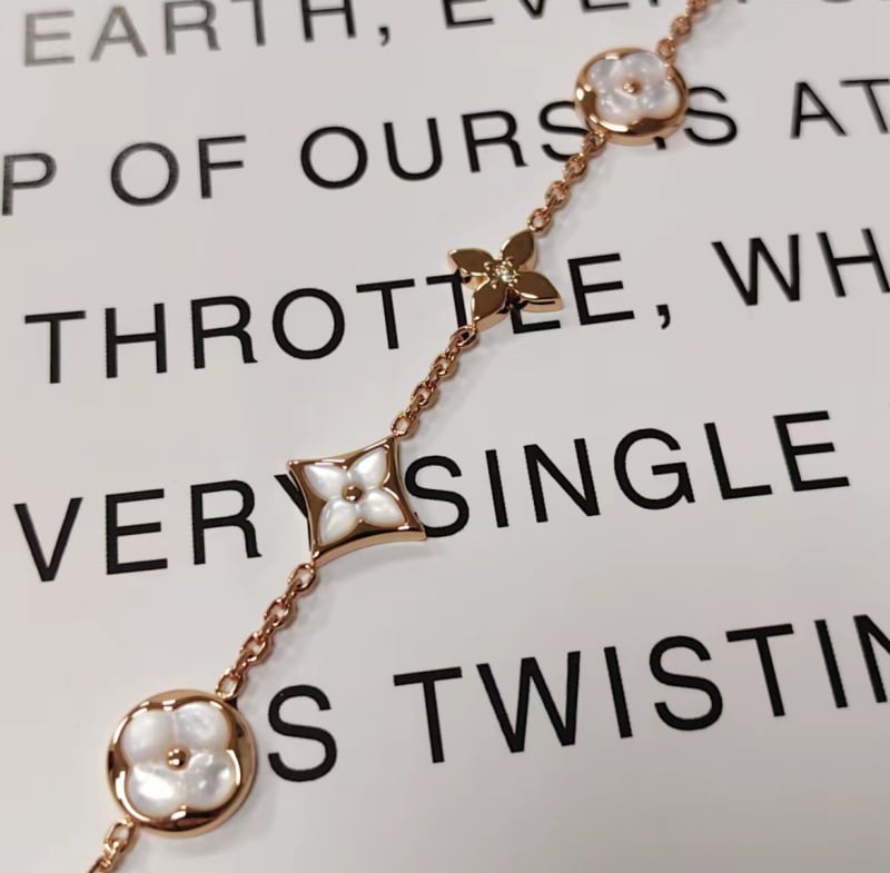 Aranyozott réz karkötő, elektroplatolás technológiával, geometriai rombusz négylevelű motívummal, 10 g, nőies, friss és édes stílus