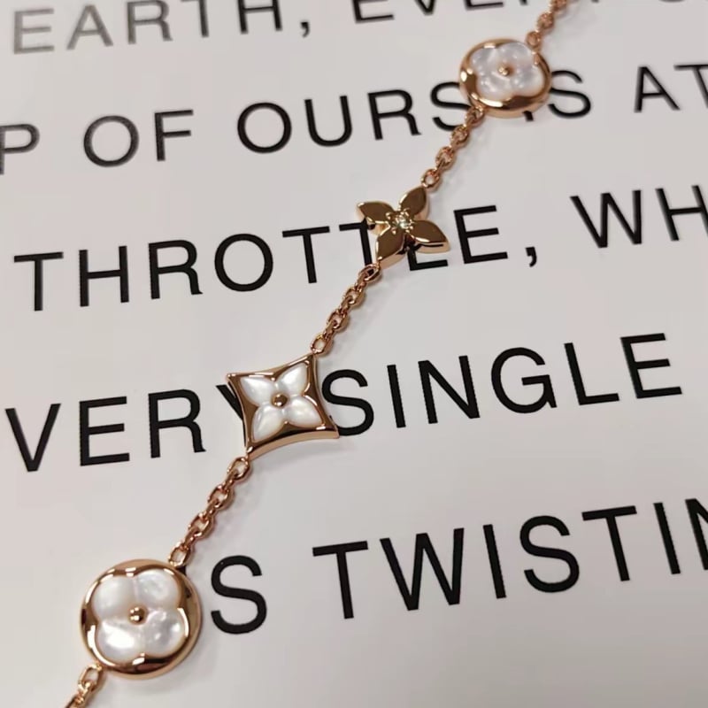 Aranyozott réz karkötő, elektroplatolás technológiával, geometriai rombusz négylevelű motívummal, 10 g, nőies, friss és édes stílus