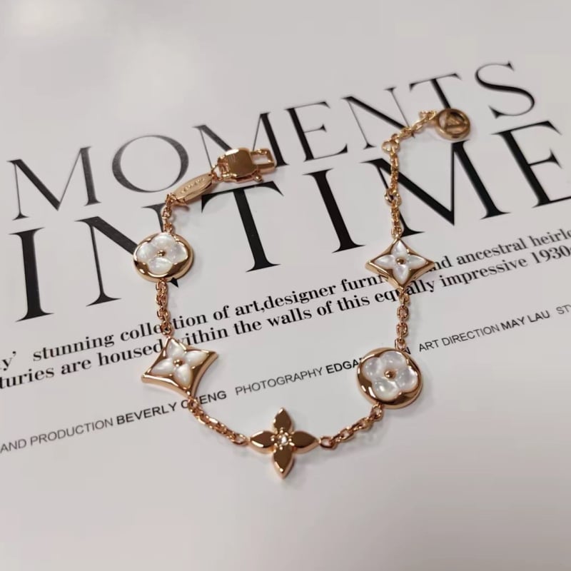 Aranyozott réz karkötő, elektroplatolás technológiával, geometriai rombusz négylevelű motívummal, 10 g, nőies, friss és édes stílus