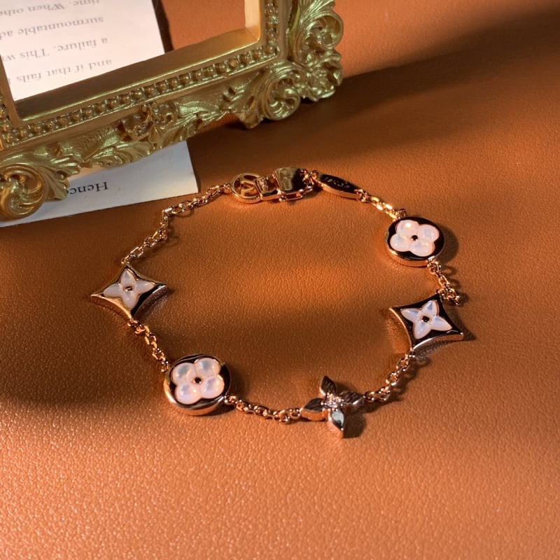 Aranyozott réz karkötő, elektroplatolás technológiával, geometriai rombusz négylevelű motívummal, 10 g, nőies, friss és édes stílus