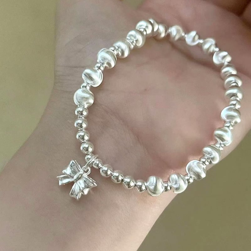 Virágmotívumos, kerek gyöngyökkel és masni fityegővel készült karkötő, réz, elektroplakálás, koreai stílusú nőknek, kézműves ékszer, 2024 tavasz