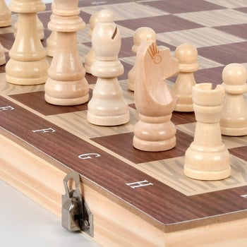 Fa három játék egyben: sakk, dáma és backgammon; összecsukható, hordozható, oktató jellegű