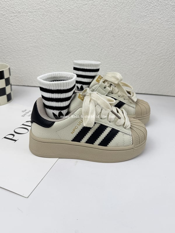 Детски кецове с нос от черупка, горна част: изкуствена кожа, подметка: пластмасова, нисък връх, велкро закопчаване, модел на райета