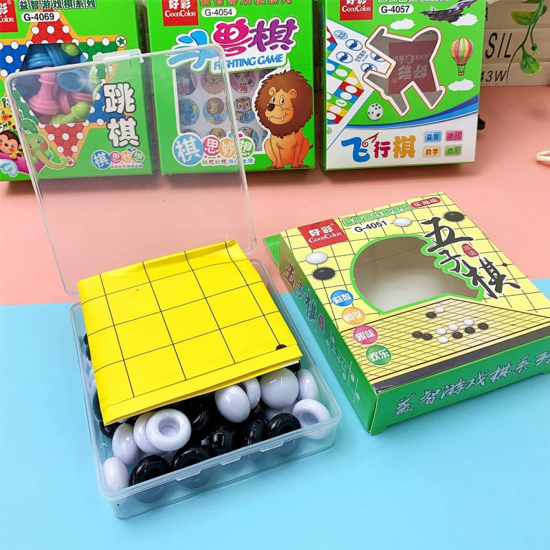 Gyerekeknek készült többjátékos asztali készlet: Gomoku, Állatos sakk, Dáma, Ludo; műanyag kivitel, 4–14 éveseknek; oktató, interaktív és családi játékokra alkalmas.