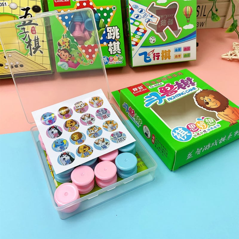 Gyerekeknek készült többjátékos asztali készlet: Gomoku, Állatos sakk, Dáma, Ludo; műanyag kivitel, 4–14 éveseknek; oktató, interaktív és családi játékokra alkalmas.