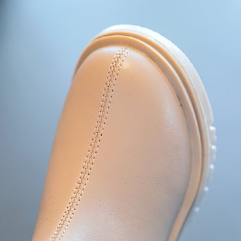 Момичешки Мартин ботуши с пухена подплата, водоустойчиви, страничен цип, средна височина и гумено ходило.