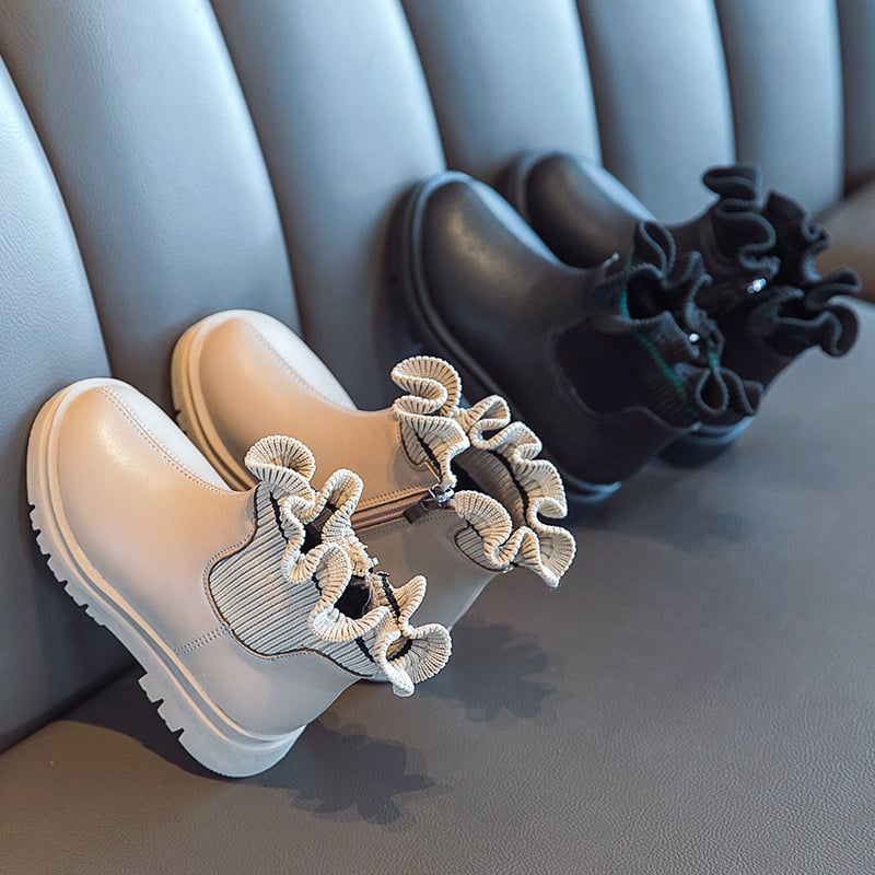 Момичешки Мартин ботуши с пухена подплата, водоустойчиви, страничен цип, средна височина и гумено ходило.