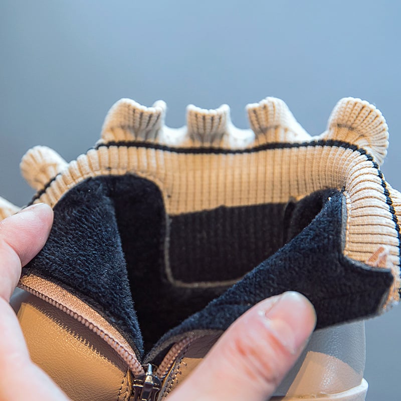 Момичешки Мартин ботуши с пухена подплата, водоустойчиви, страничен цип, средна височина и гумено ходило.