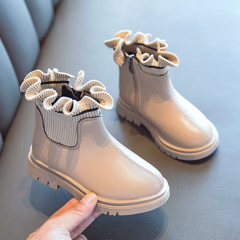 Момичешки Мартин ботуши с пухена подплата, водоустойчиви, страничен цип, средна височина и гумено ходило.