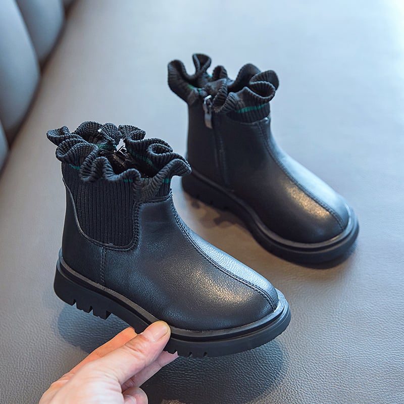 Момичешки Мартин ботуши с пухена подплата, водоустойчиви, страничен цип, средна височина и гумено ходило.