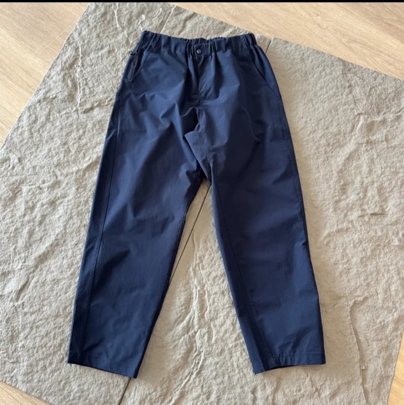 Munka- és városi szabadidő nadrág keskenyedő szárú, magas derék, poliészter anyag, egyszínű