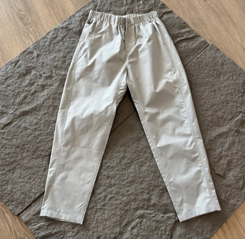 Munka- és városi szabadidő nadrág keskenyedő szárú, magas derék, poliészter anyag, egyszínű