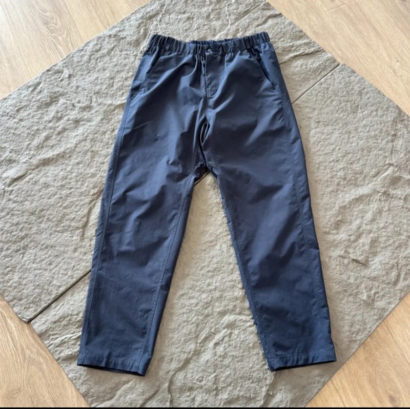 Munka- és városi szabadidő nadrág keskenyedő szárú, magas derék, poliészter anyag, egyszínű