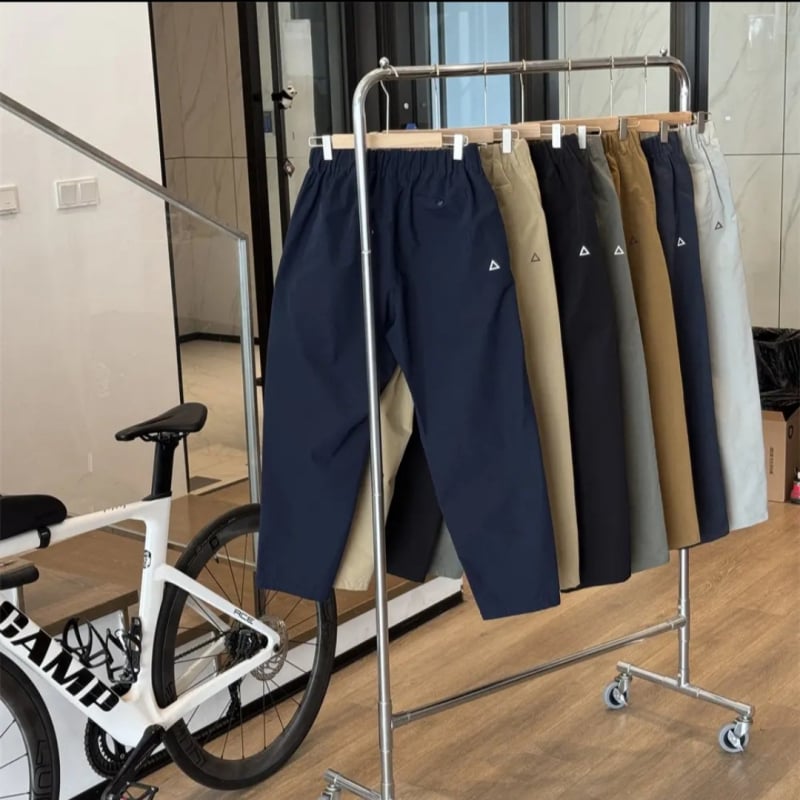 Munka- és városi szabadidő nadrág keskenyedő szárú, magas derék, poliészter anyag, egyszínű