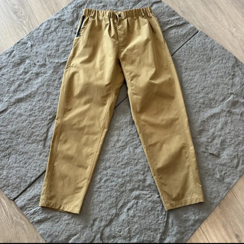 Munka- és városi szabadidő nadrág keskenyedő szárú, magas derék, poliészter anyag, egyszínű